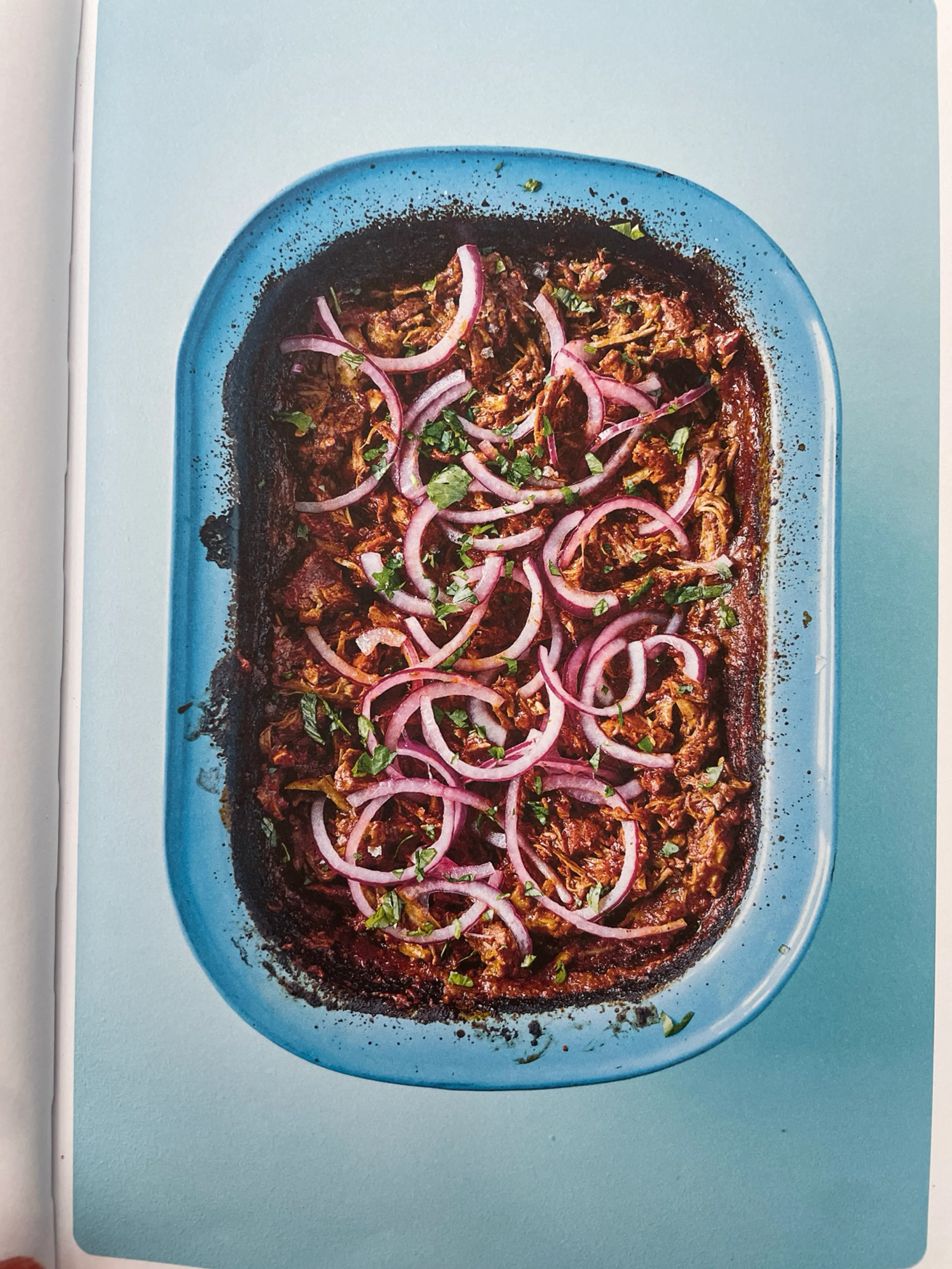 Slowcooked Varkenspibil Met Ingemaakte Roze Uien