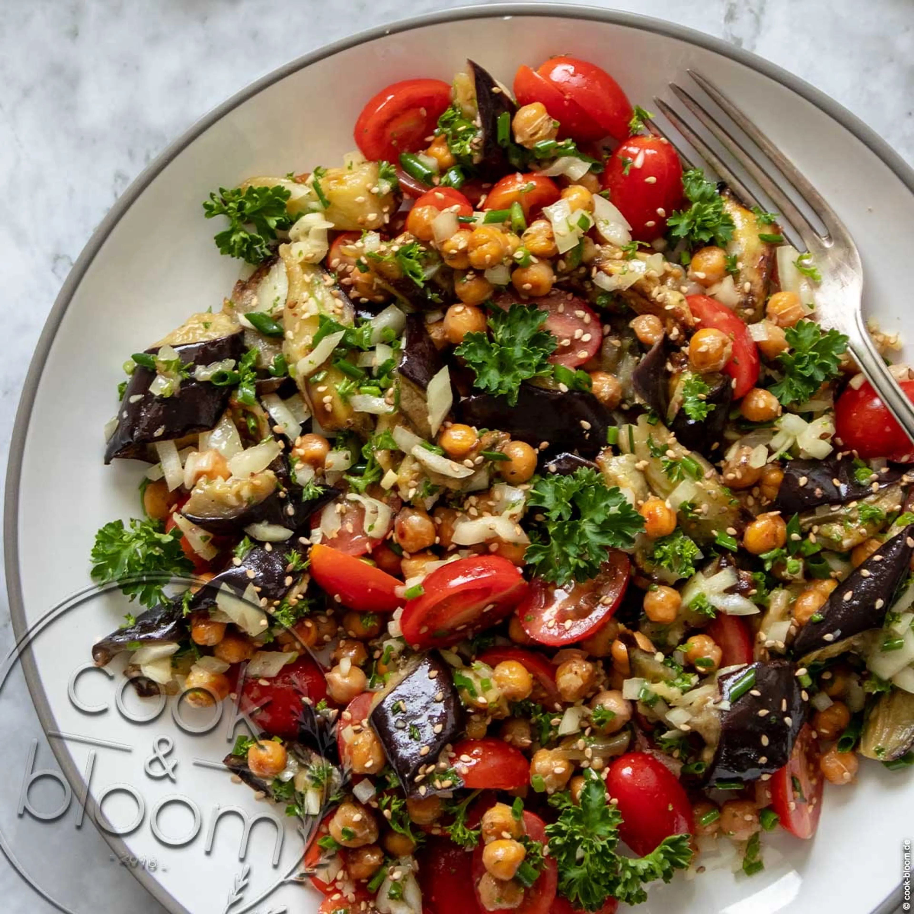 Aromatischer Ofensalat mit Aubergine & Kichererbsen