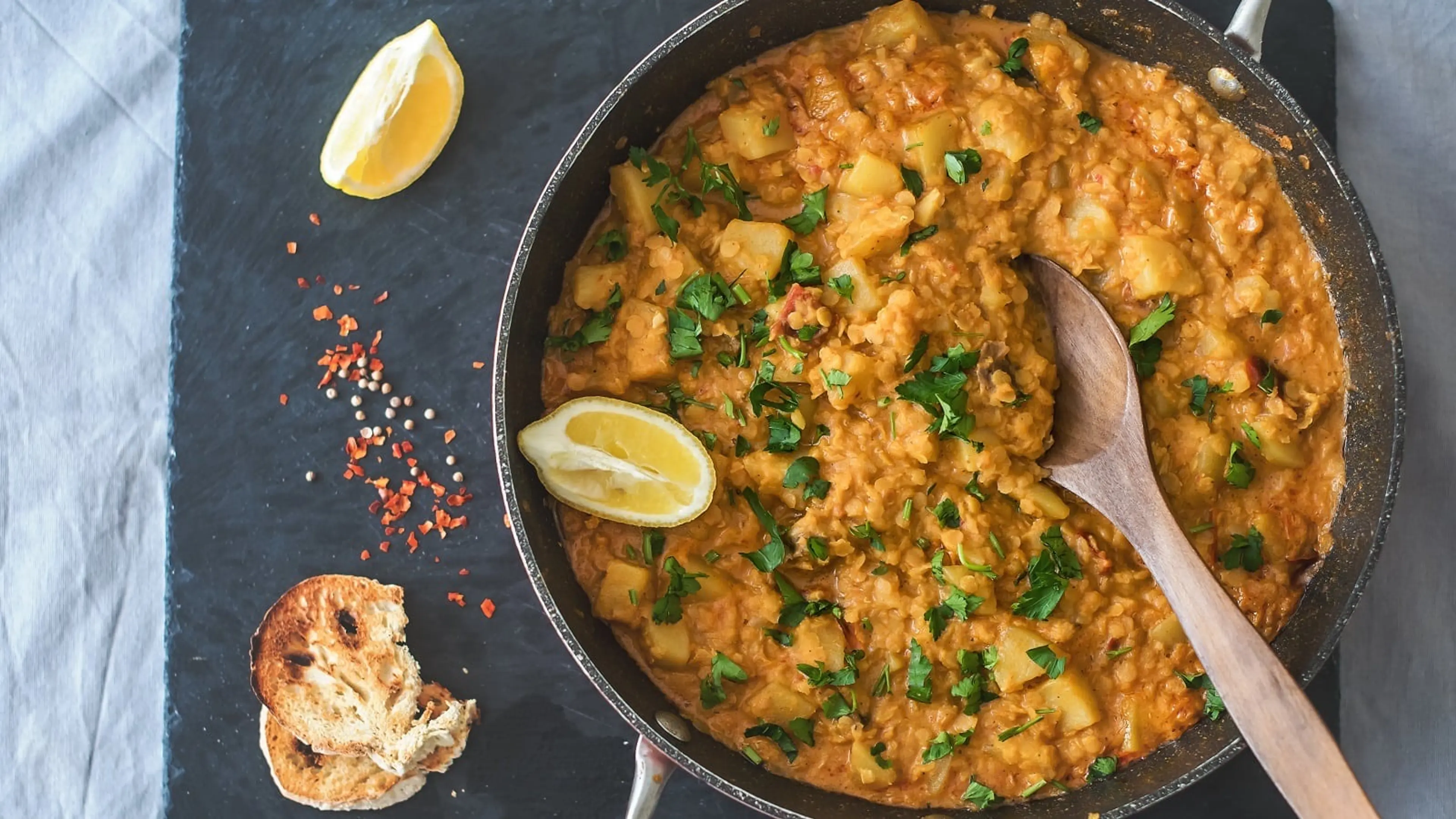 Rote-Linsen-Curry mit Kartoffeln und Skyr