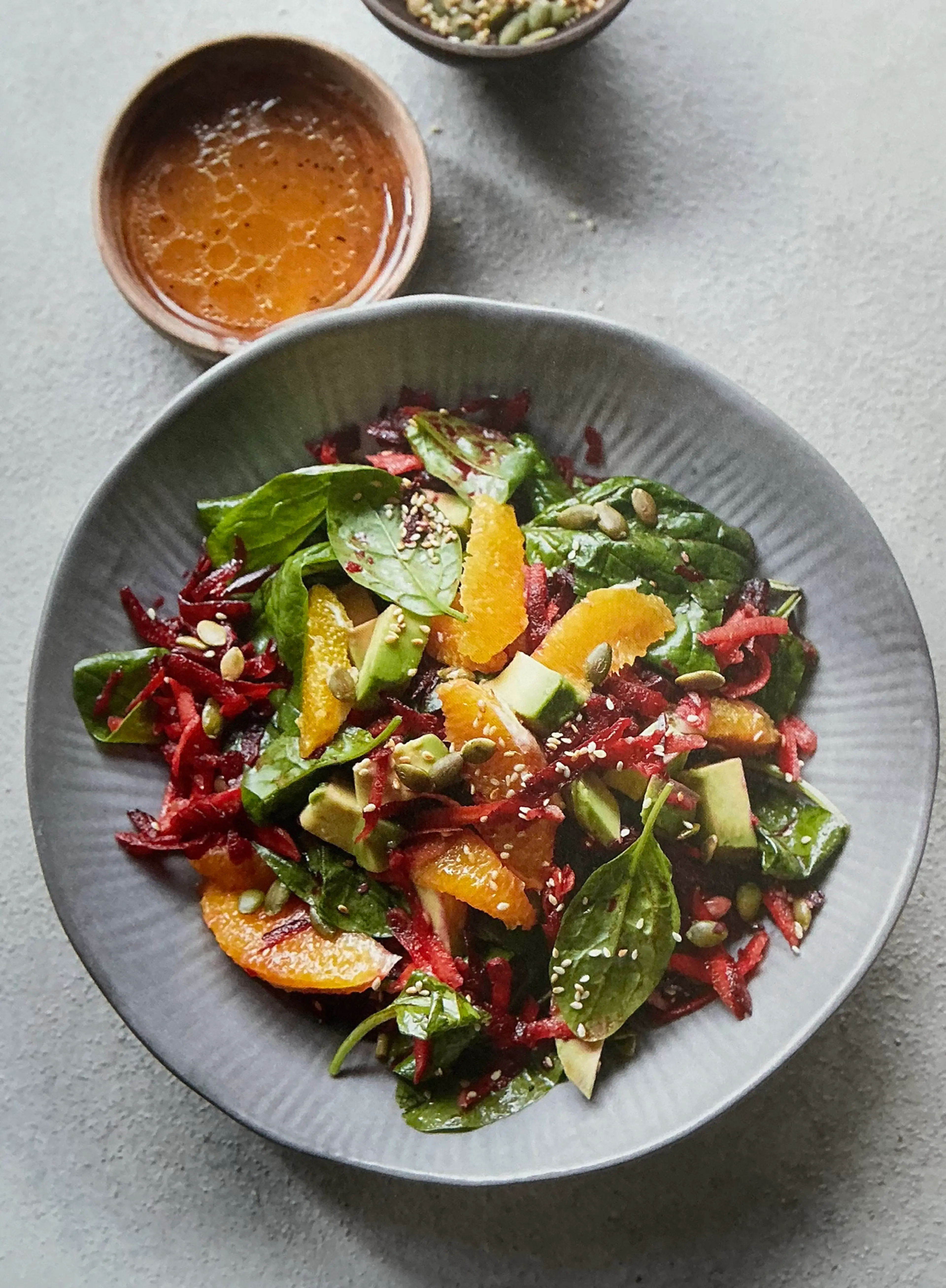 Rote-Bete-Salat mit Orangen, Avocado und Kürbiskernen