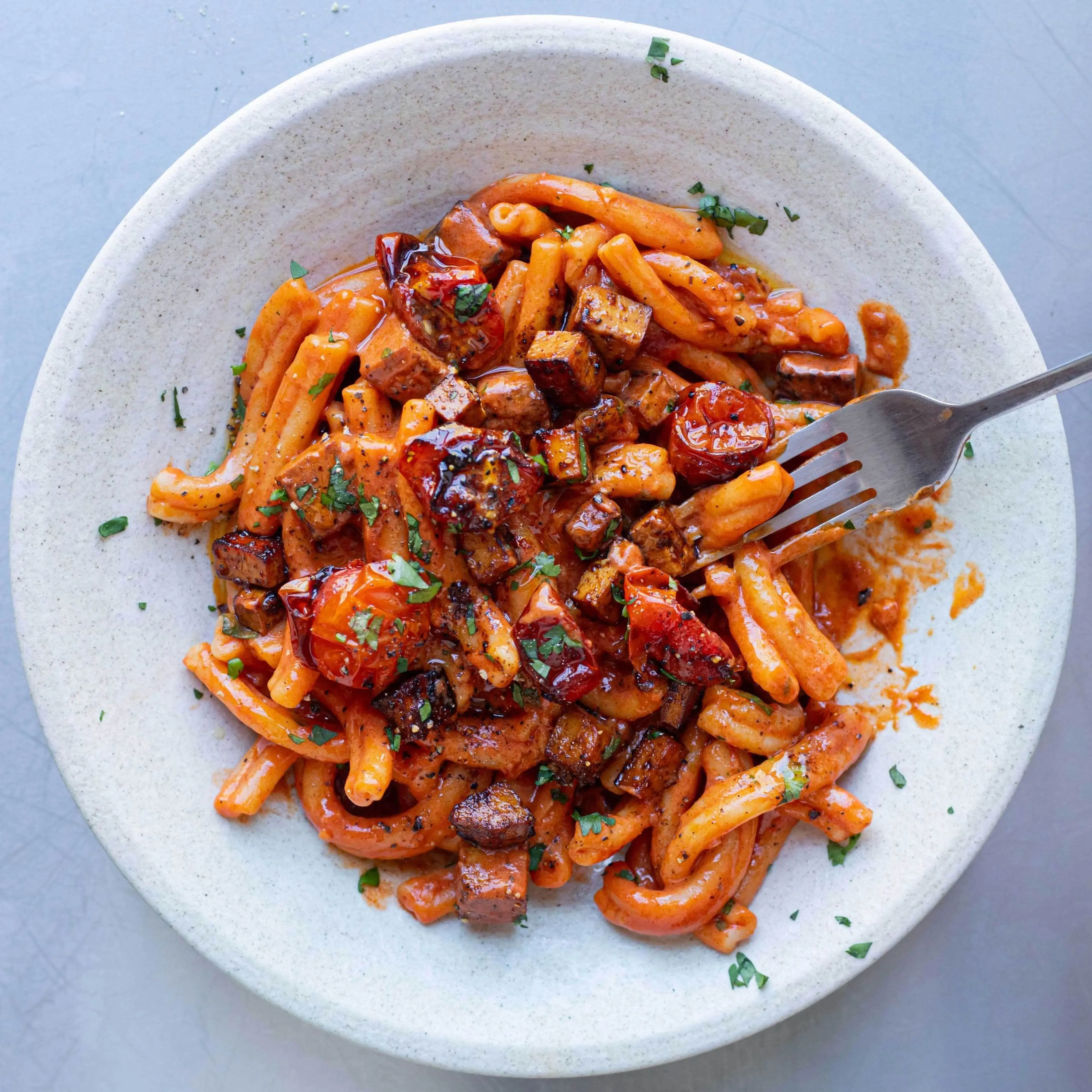 Creamy Roasted Tomato & ‘Bacon’ Gochujang Pasta