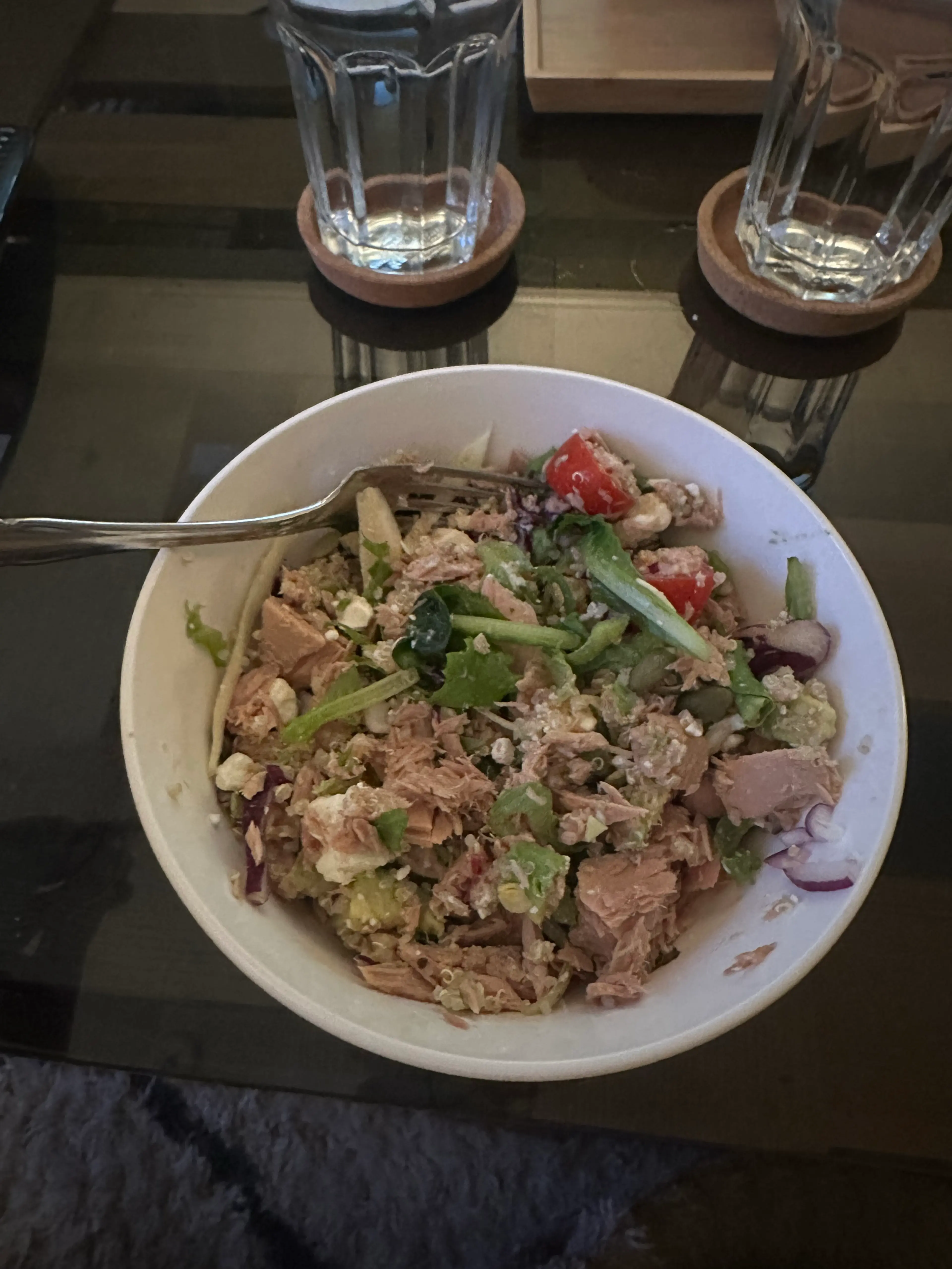 Tonfisksallad med quinoa, avokado och feta