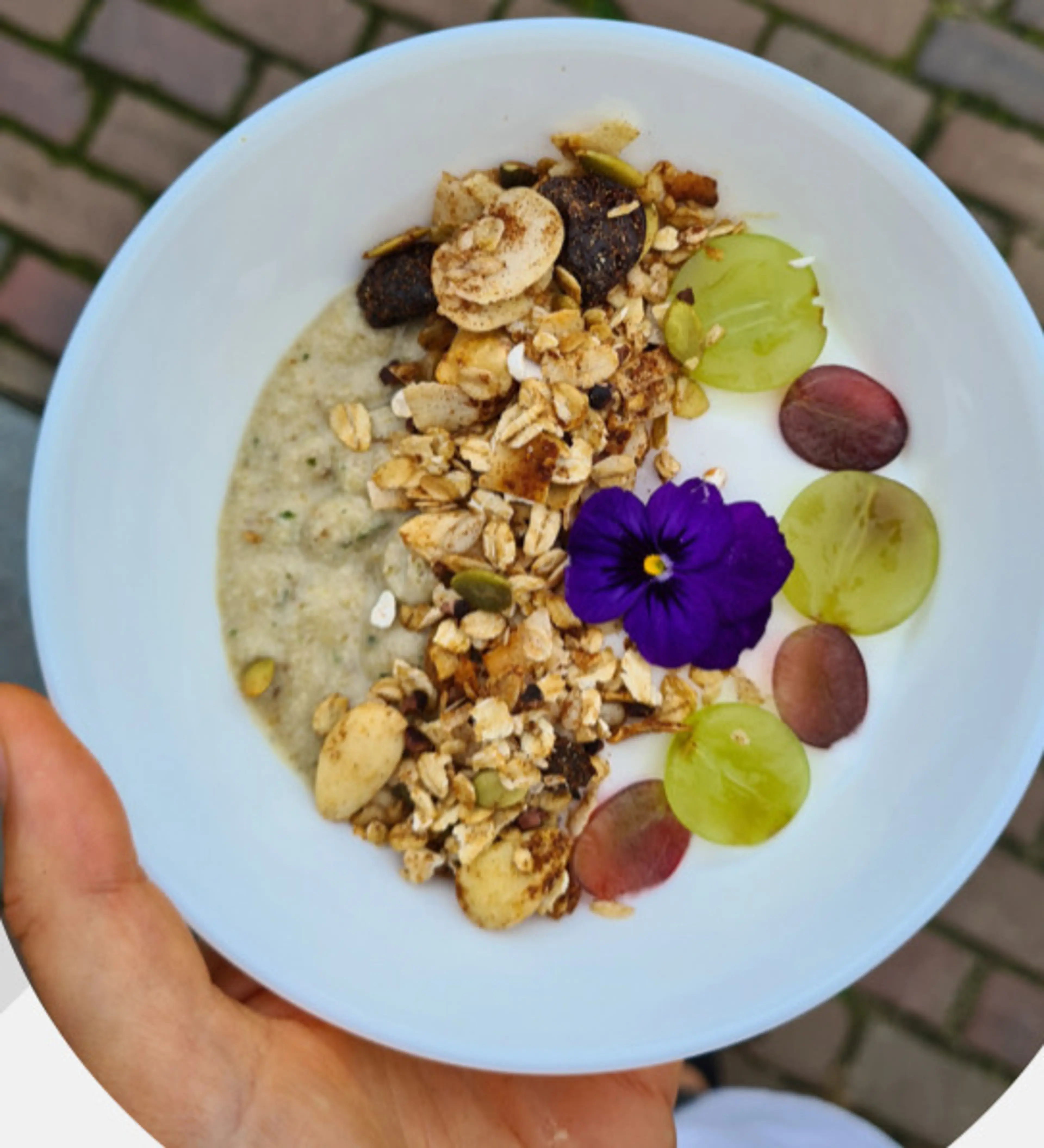 CASHEWNOOT- PUDDING MET PEER EN BASILICUM