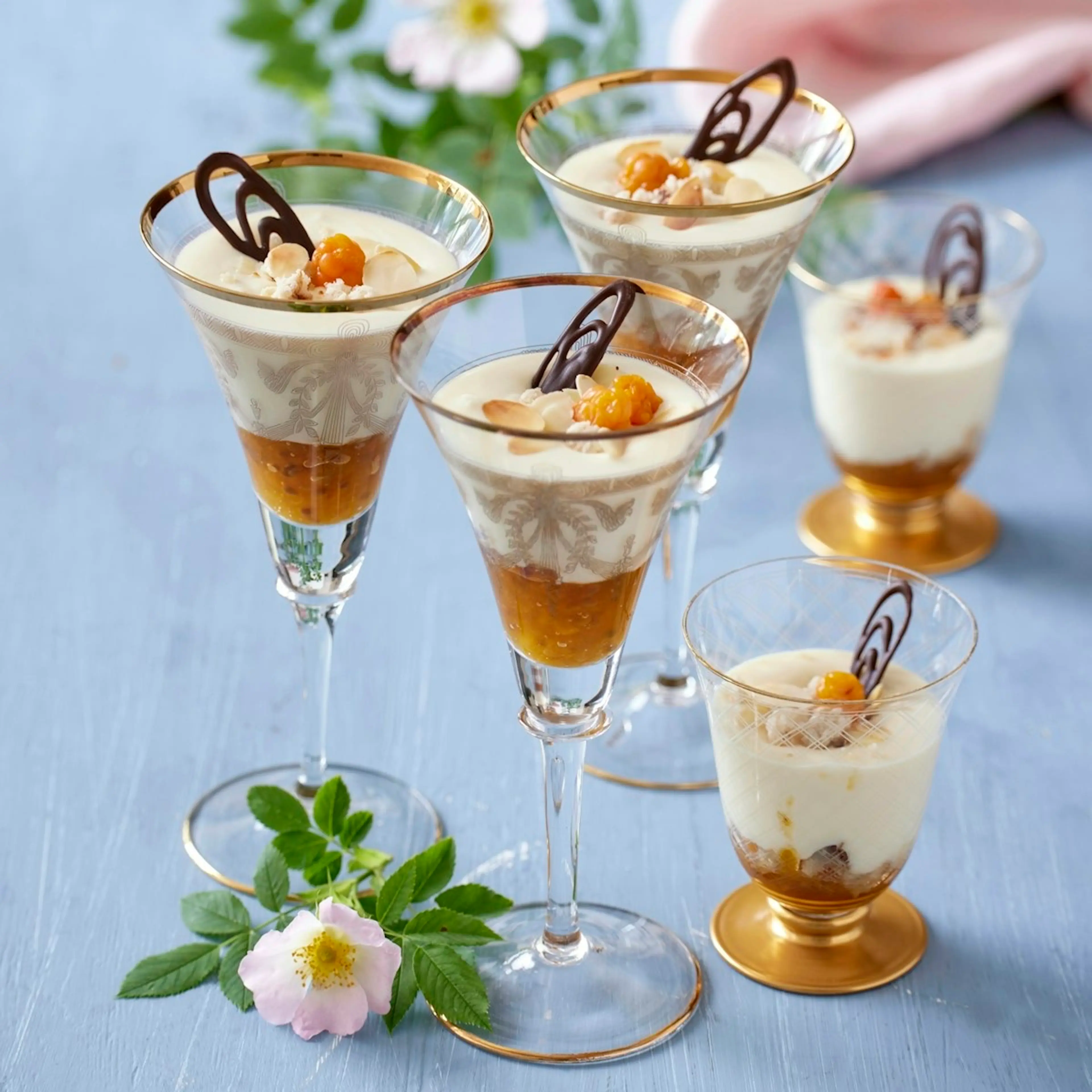 Vit chokladkräm med hjortron och rostad mandel