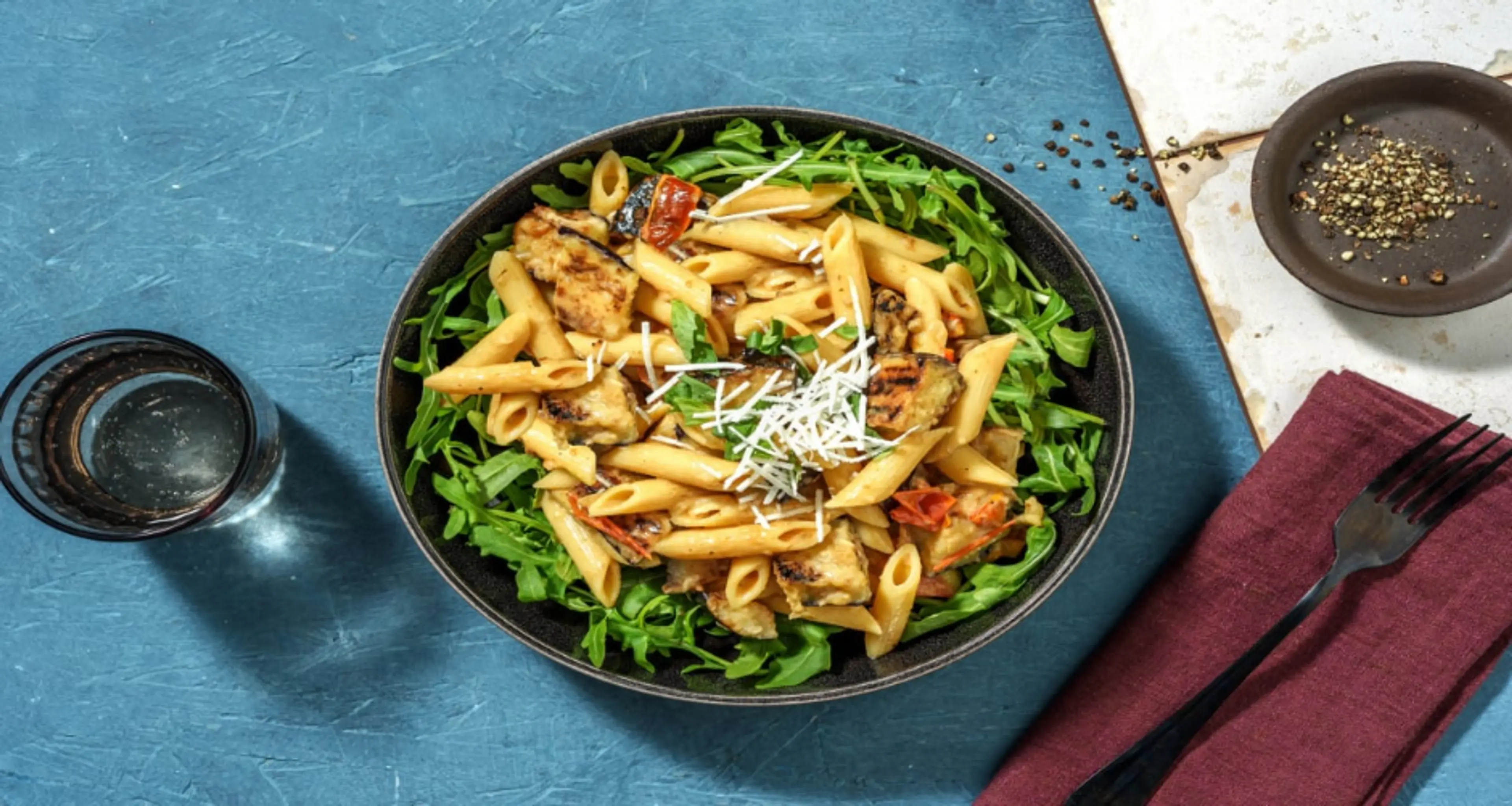 Penne in aubergine-roomsaus met zongedroogde tomaten, Parmig
