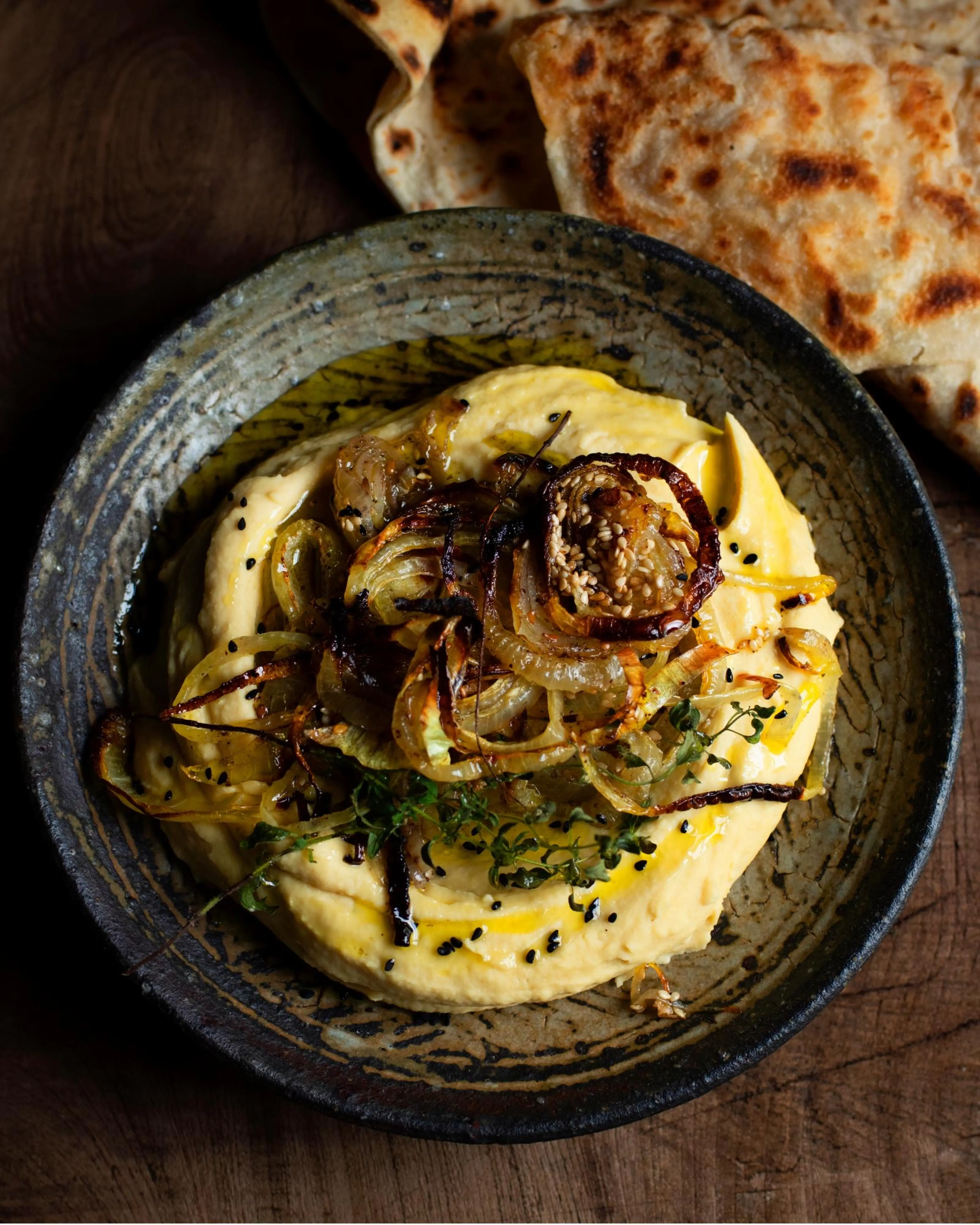 Gegrillte Zwiebeln, Kichererbsenpüree mit Za'atar und Zitron