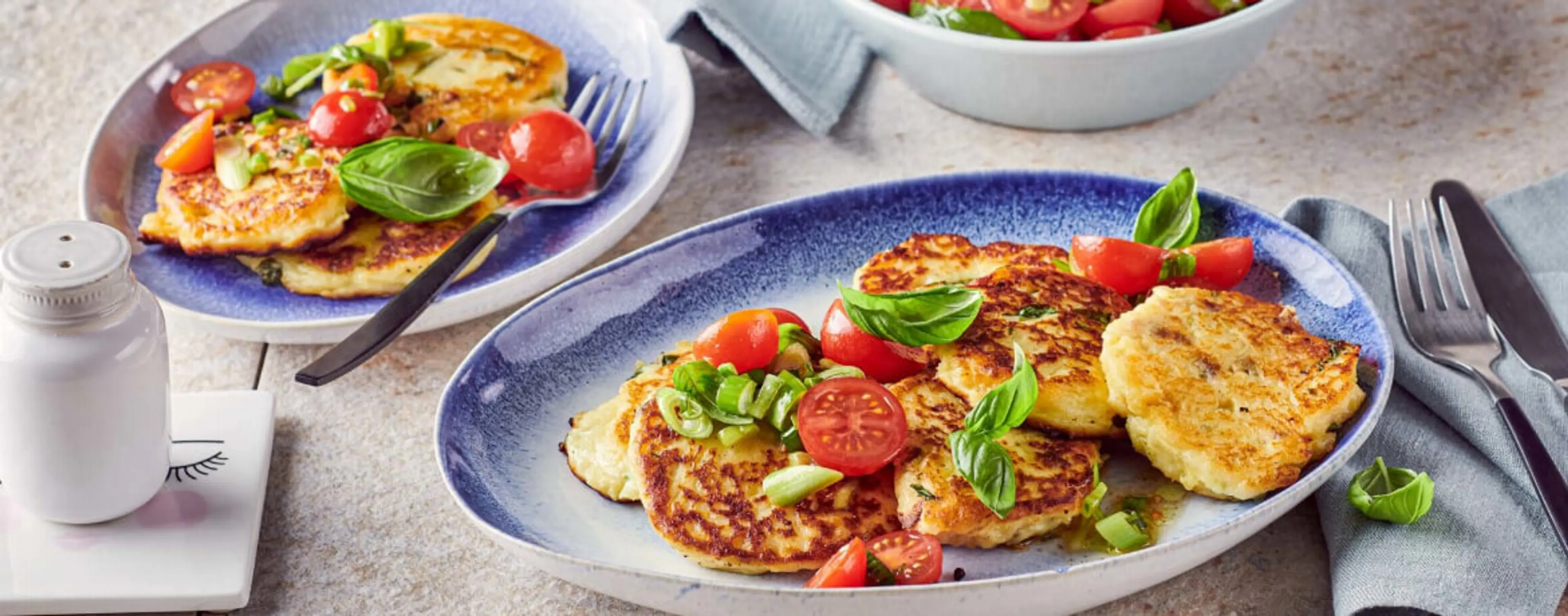 Skyr-Basilikum-Plinsen mit Tomatensalat